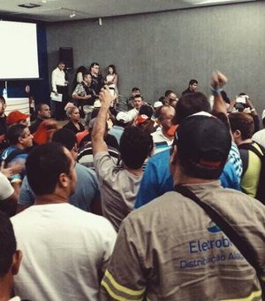 [Vídeo] Sindicalistas e funcionários protestam contra venda da Eletrobras