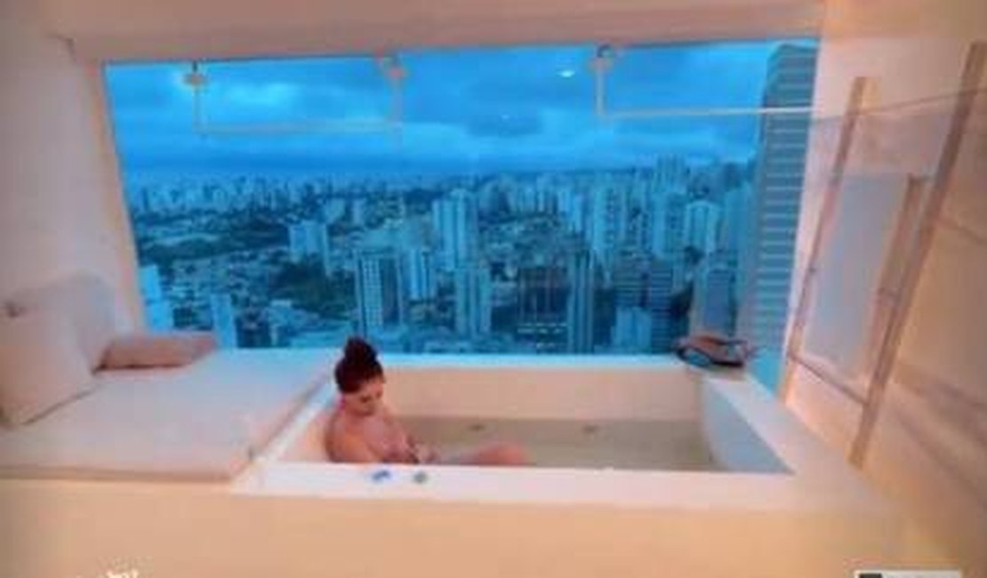 Alok mostra mulher e filha na banheira, e vista rouba a cena