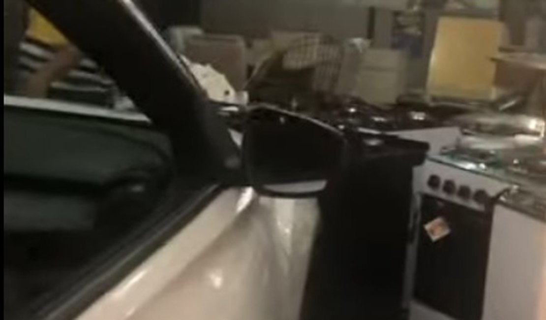 [Vídeo] Carro invade e atropela duas pessoas dentro de loja em Palmeira dos Índios