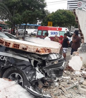 Viatura policial derruba muro do Quartel do Exército após acidente em Maceió 