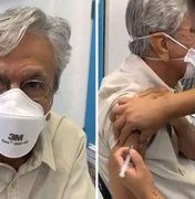 Caetano Veloso é vacinado contra covid-19 e celebra: 'Chegou a data'