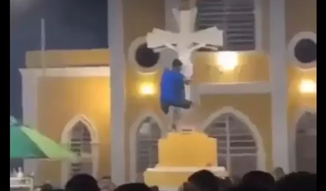 VÍDEO: Jovem rebola e dá “sarrada” em imagem de Jesus Cristo no interior do RN