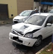 Condutor reage a assalto e joga carro para cima de suspeitos em Maceió