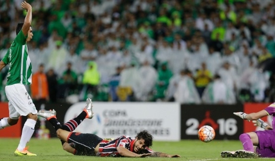 SP perde de virada, se revolta com arbitragem e dá adeus à Libertadores
