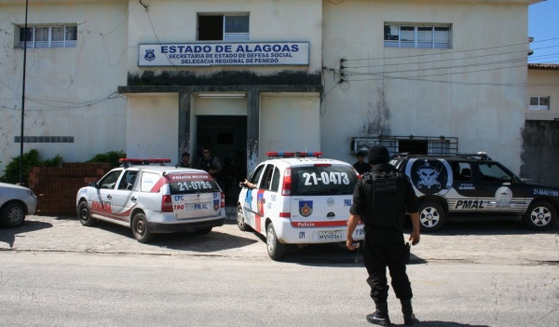 PM prende suspeitos por 10º assalto a mercadinho em Penedo