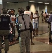 Pressão: Torcedores do Vitória fazem protesto no aeroporto de Salvador. 