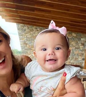 Tici Pinheiro festeja 7 meses de Manuella com foto da filha em look divertido