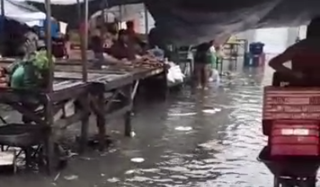 [Vídeo] Fortes chuvas alagam ruas e causam transtornos na feira do Pilar