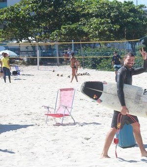 Cauã Reymond surfa na praia da Barra da Tijuca, no Rio