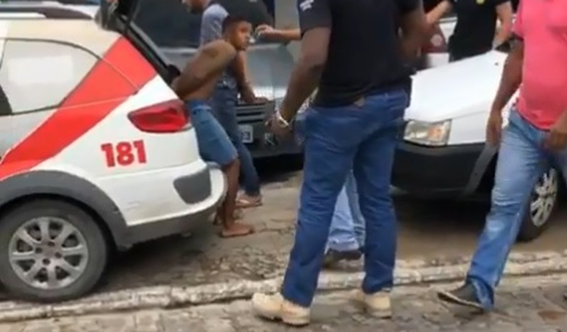 [Vídeos] Suspeitos de assaltos são presos no bairro do Trapiche da Barra