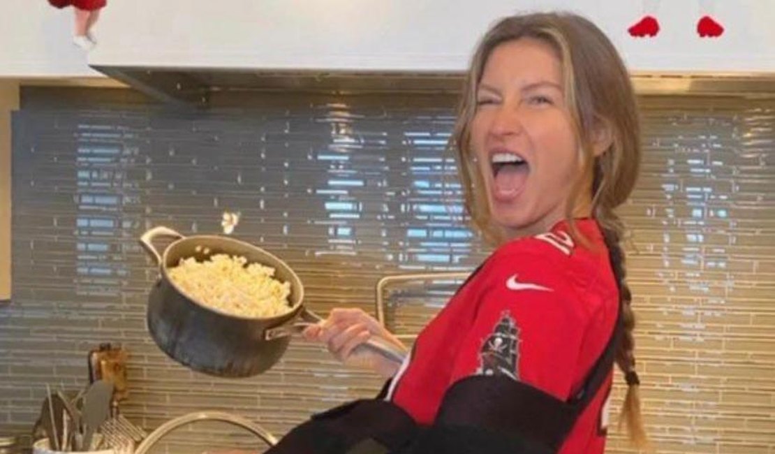 Gisele Bündchen passa por cirurgia no ombro e surge de tipoia na web