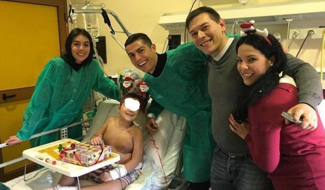 Cristiano Ronaldo faz visita surpresa a crianças em hospital na véspera do Natal