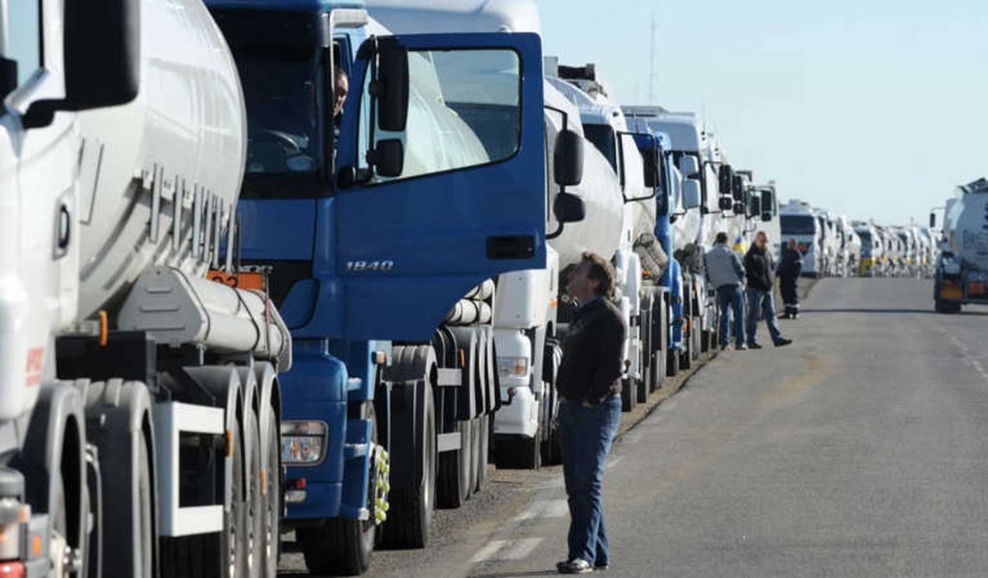 Líderes caminhoneiros vão à Justiça contra Bolsonaro por causa de atos
