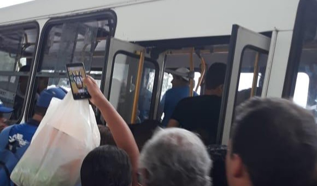 Passageiros reclamam de tumulto durante embarque em terminal de ônibus