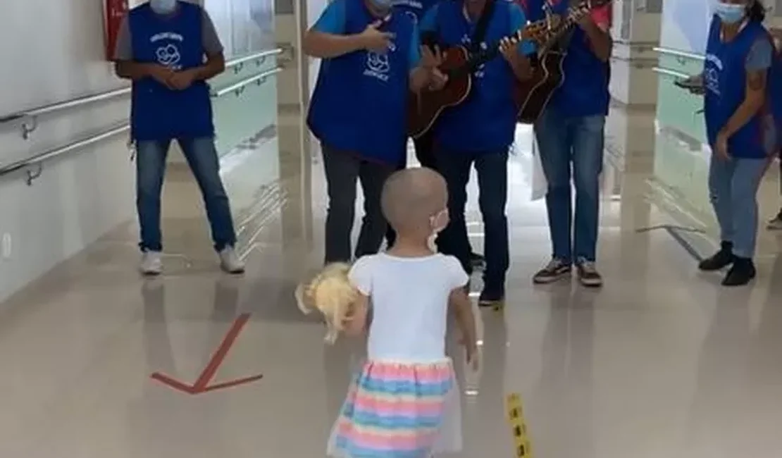 Vídeo: menina de 4 anos curada de câncer canta 'Let it Go' em hospital