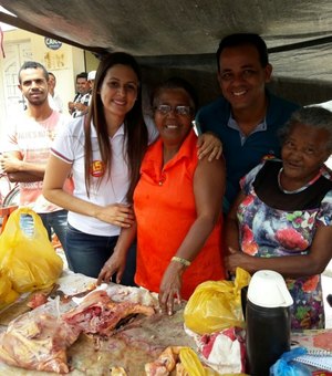 Candidata à prefeitura de Lagoa da Canoa, Fabiana Lira visita feira livre