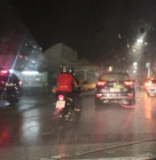 [Vídeo] Chuvas, rajadas de vento e relâmpagos atingem Arapiraca  e alguns bairros ficam sem energia elétrica