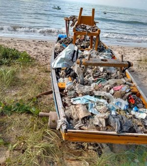 Pescadores recolhem lixo em praias da cidade de Paripueira 
