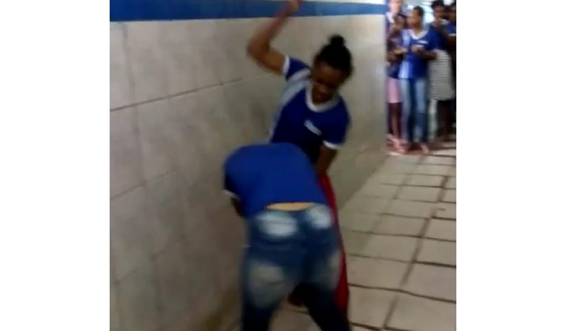 [Vídeo] Briga entre alunas dentro de escola de Matriz de Camaragibe viraliza