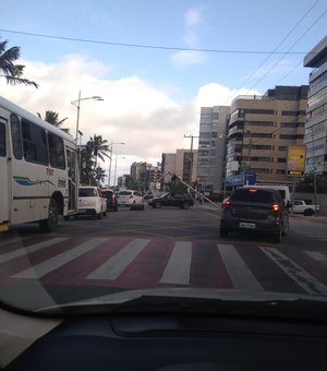 Caminhão derruba semáforo e trânsito fica lento na Ponta Verde