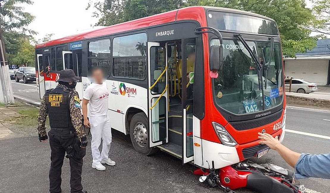 Motocicleta vai parar embaixo de ônibus após acidente na Av. Fernandes Lima