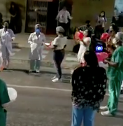 [Vídeo] Anjos do Riso prestam homenagem a Iza Castro, vítima de Covid-19, em Arapiraca
