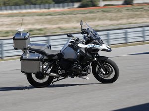Conheça a moto da BMW que dirige sozinha