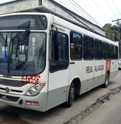 Criminosos armados com faca roubam passageiros de ônibus em Maceió