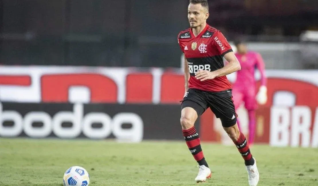 Renê encaminha saída do Flamengo para assinar em definitivo com o Internacional