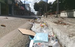 Ruas de Arapiraca repletas de lixo
