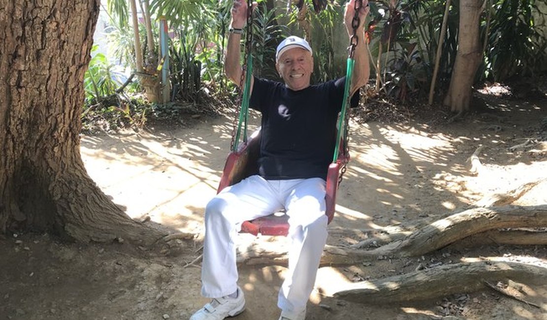 O homem-parque do Sumaré: aos 93 anos, morador mantém 'Disney' gratuita em SP