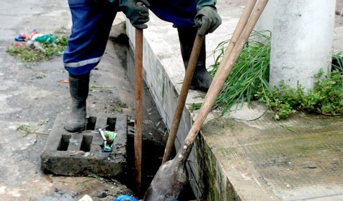 Limpeza da rede de drenagem é intensificada durante o período chuvoso em Maceió