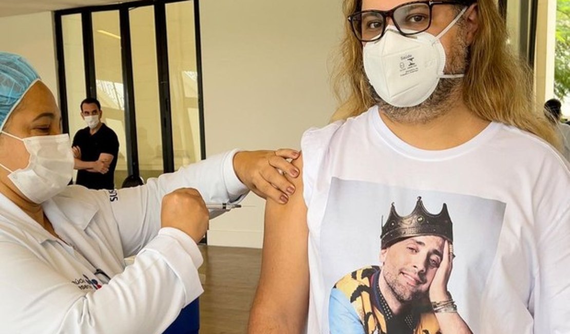 Marcus Majella recebe vacina da Covid-19 e faz homenagem a Paulo Gustavo
