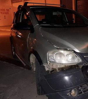 Condutor em alta velocidade colide em veículo estacionado no Sertão