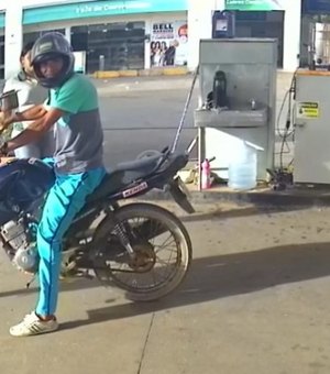 [Vídeo] Motociclista abastece moto e assalta frentistas em Arapiraca