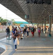Primeiro dia de bloqueio total em Fortaleza tem aglomeração em terminais de ônibus 