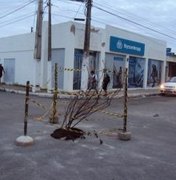 Casal faz reparo em rede coletora de esgoto e muda trânsito na Jatiúca
