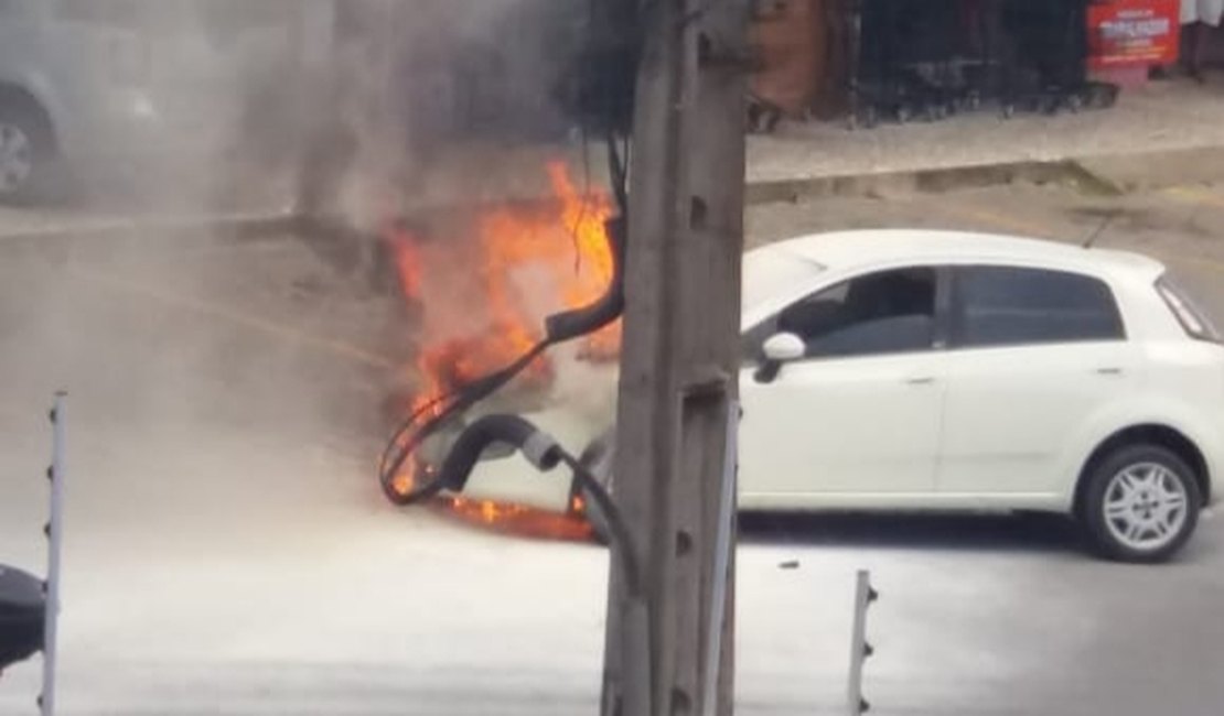 Carro pega fogo e assusta moradores no Conjunto José Tenório