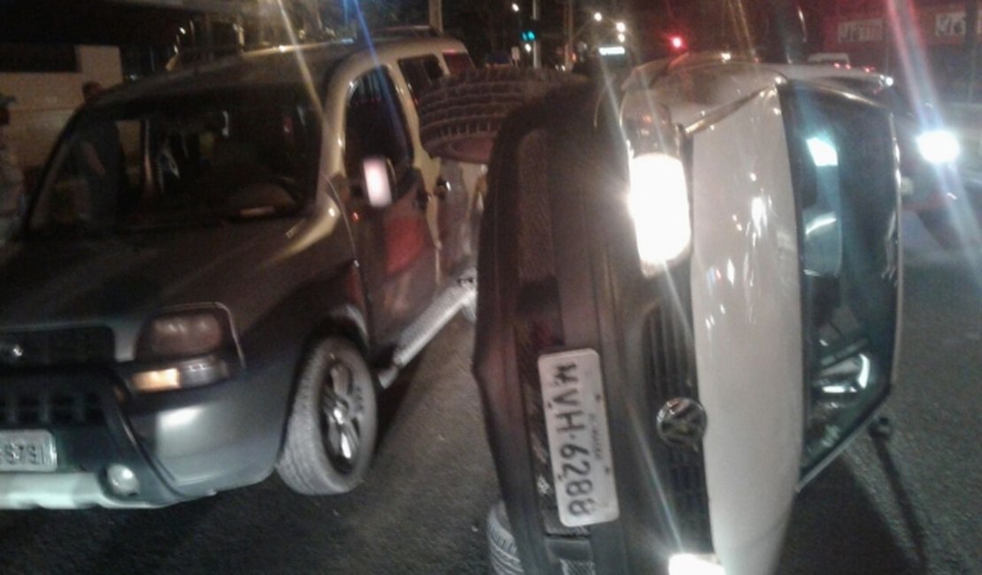 Condutor supostamente embriagado causa acidente e capota veículo em Maceió