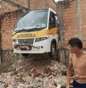 Micro-ônibus invade muro de lava jato em Matriz de Camaragibe