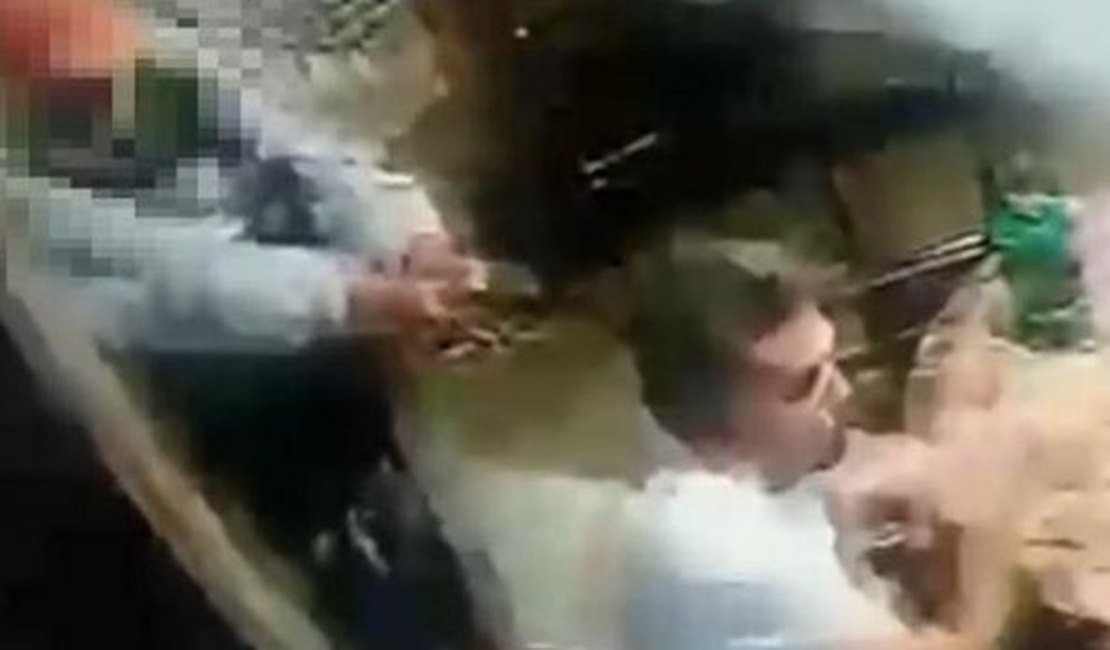Homem tenta matar professor em bar na Bahia e arma falha três vezes