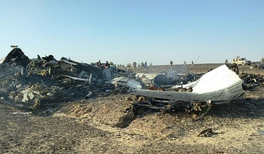 Avião que caiu no Egito se despedaçou no ar