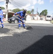 Trânsito é liberado após reparo na Rua Luiz Clemente Vasconcelos, no Clima Bom