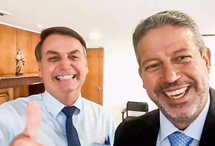 Lira se reuniu com Bolsonaro em AL 5 dias antes de faltar à cerimônia pelo 8 de janeiro com Lula