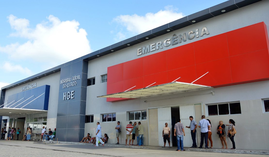 Homem é agredido com bastão de madeira após discussão sobre futebol