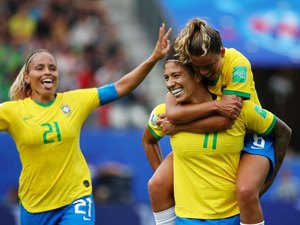 Seleção feminina desembarca em São Paulo após eliminação na Copa