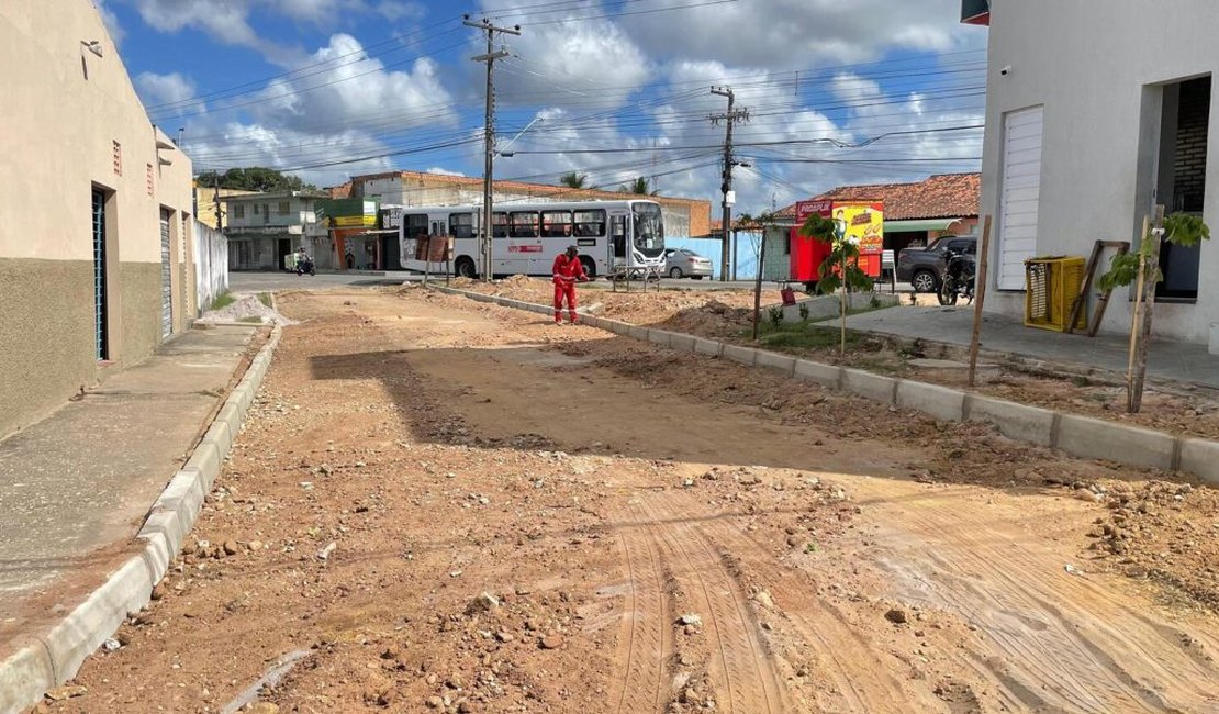 Programa Pavimenta Penedo avança para rua da Praça Campo Redondo, na Cohab