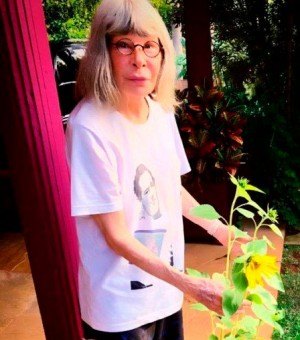 Rita Lee posta foto cuidando do seu jardim!