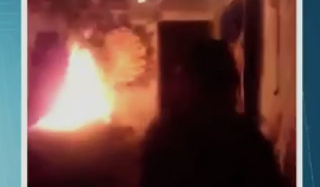 [Vídeo] Grupo ateia fogo em corpo durante funeral
