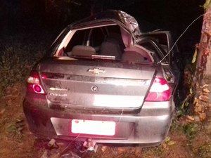 Colisão entre carro e árvore deixa duas vítimas fatais e três feridos